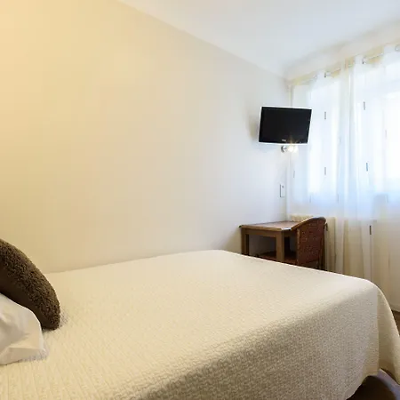 Alfred Les Halles 3* Биарриц